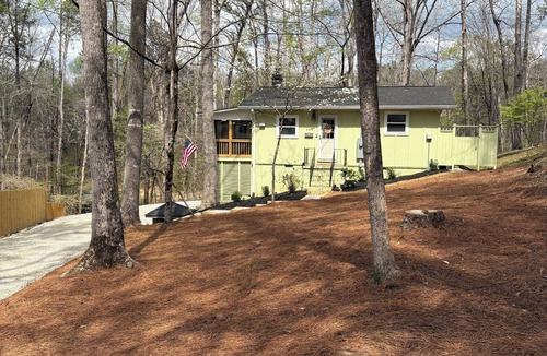 Gainesville Cabin | 2-bedroom Lake Lanier cabin in Gainesville with private dock