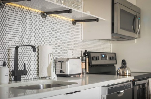 Rutledge Hill House | 2 Blocks to Broadway | 1BDR King ADA Suite | SoBro