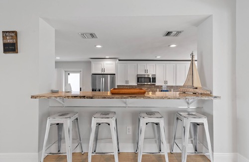 Deerfield Beach House | 2 blocks to the beach-Dock-Ocean Access boating-Pool-Grill-Fully updated-Tikihut