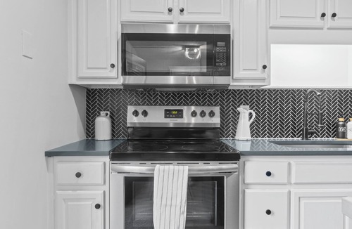 Gainesville Condo | 2 BR/1.5 BA Townhome, Near NGMC, Pets OK, Longer Stays OK, In-Unit W/D