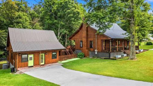Wears Valley House | 2 Cabins in One- Mtn Views - Hot Tub - Fenced Yard
