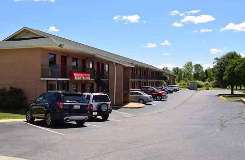 Richburg Hotel | 2 Family-Friendly Queen Rooms Near Shopping + Attractions – Great for Kids