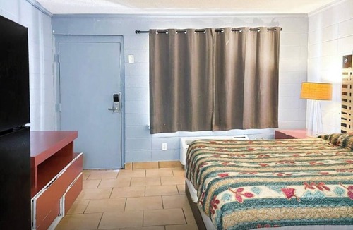 Albany Hotel | 2 Family-Friendly Rooms Near Parks & Restaurants w/Free Parking Space