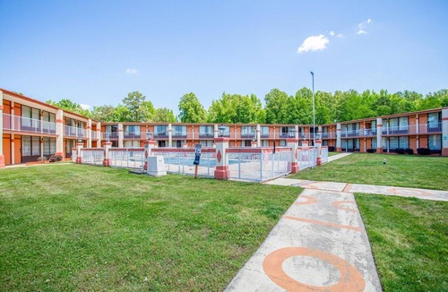 Greensboro Apartment | 2 Full Beds|Non-Smoking