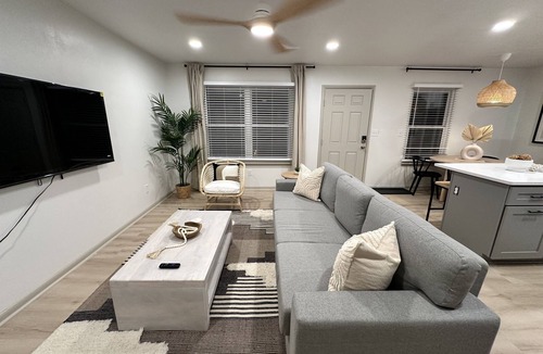 East Ocean View Apartment | 2 king bed steps to beach Top Floor - 9