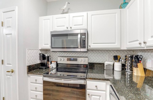 Vaught Condo | < 2 Mi to Beach: Savannah Shores Resort Condo!
