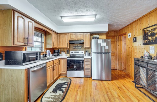 Sevierville Cottage | 2 Mi to Dollywood: Mtn Cabin w/Pool Access!