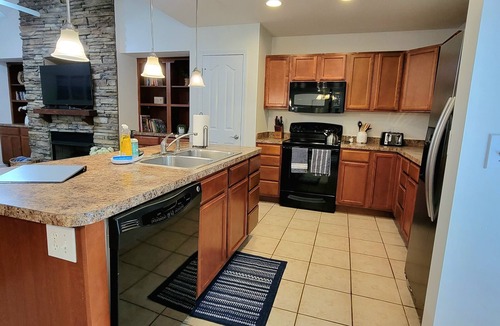 Pigeon Forge Cottage | 2 Min to Parkway | Arcade, Jetted Tub & Fireplace