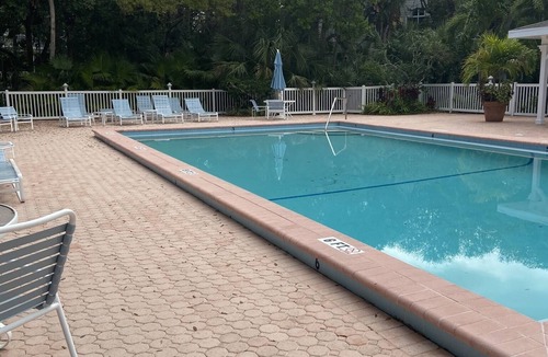 Wabasso Beach Condo | 2 min walk, beachside pool, bar and outside dining, 16tennis courts .Gated.