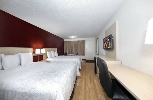 East Naples Hotel | 2 Modern Rooms w/Pool for Convenient Naples Location Near Fifth Ave