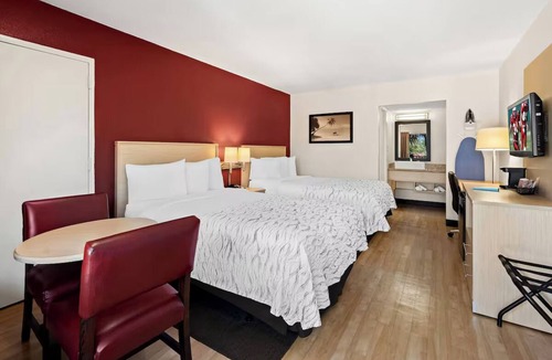 East Naples Hotel | 2 Modern Rooms w/Pool for Convenient Naples Location Near Fifth Ave