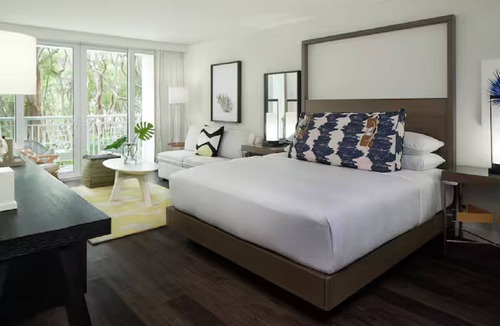 Rock Harbor Hotel | 2 Partial Waterfront King Room Near Shoreline