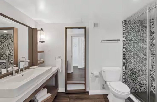 Rock Harbor Hotel | 2 Partial Waterfront King Room Near Shoreline