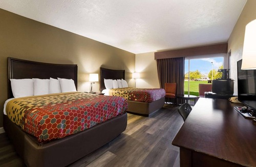 Perry Hotel | 2 Pet Friendly Rooms | Near Rozar Park | Free Parking, Breakfast & Pool Access