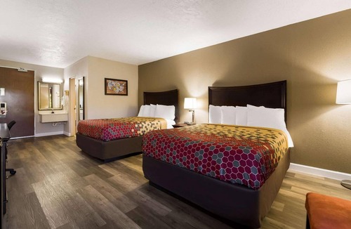 Perry Hotel | 2 Pet Friendly Rooms | Near Rozar Park | Free Parking, Breakfast & Pool Access
