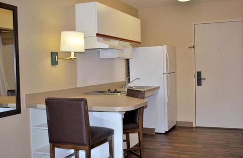 Memphis Apartment | 2 Queen Beds | Smoking, Kitchen