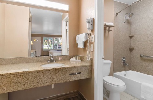 Vero Beach Hotel | 2 Queen Deluxe Rooms | Vero Beach Inn & Suites | Near Jackie Robinson Complex