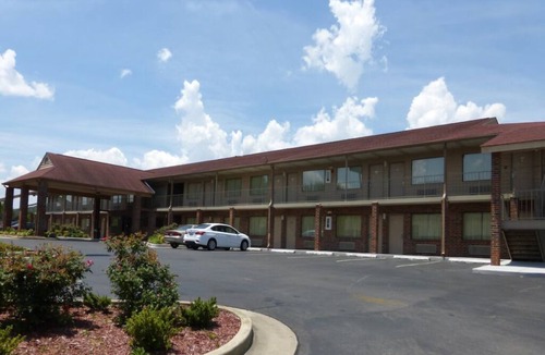 Cleveland Hotel | 2 Queen Rooms Near Tinsley Dog Park – Free Lobby Coffee