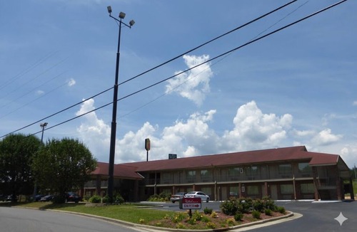 Cleveland Hotel | 2 Queen Rooms Near Tinsley Dog Park – Free Lobby Coffee