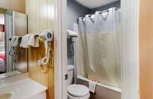 Ridgeland Hotel | 2 Relaxing Rooms w/Private Bath + Flat-Screen TV Near Local Spots