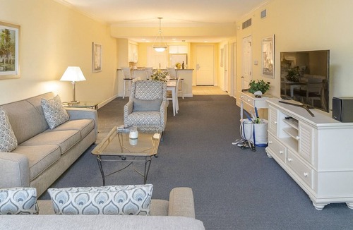 Hilton Head Island Resort | 2 Rooms: 3BR Condo w/Pool, Tennis, Kitchen and Easy Access to Local Restaurant