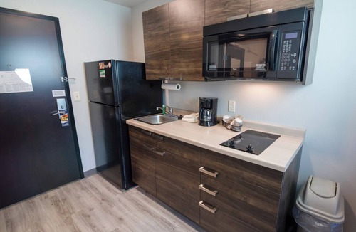 Deep Creek Hotel | 2 Sleek Units w/Kitchen & Free Parking | 5.5 Mi to Historic Punta Gorda
