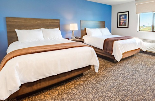 Deep Creek Hotel | 2 Sleek Units w/Kitchen & Free Parking | 5.5 Mi to Historic Punta Gorda
