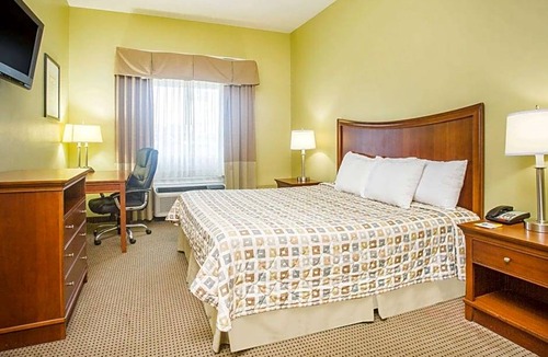 Swainsboro Hotel | 2-Star Hotel ∙ Days Inn & Suites by Wyndham Swainsboro