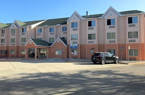 Pinecrest West Park Hotel | 2-Star Hotel ∙ Days Inn & Suites by Wyndham Tampa/Raymond James Stadium