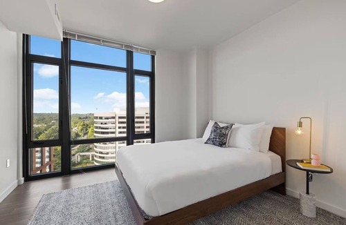 Bluemont Hotel | 2 Units | Spacious Apartment w/Kitchen | Minutes from Lincoln Memorial