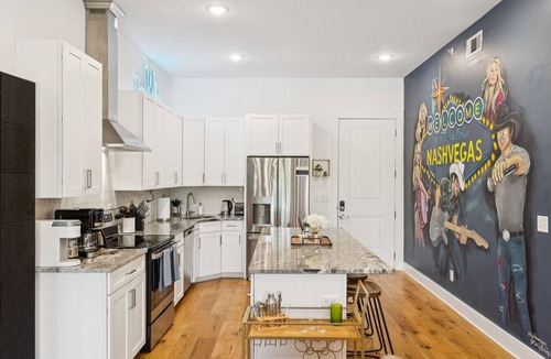 Inglewood Apartment | 20 Person Nashville NashVegas Hangout with 20 Beds