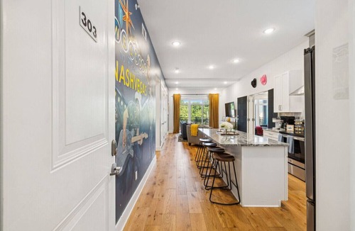Inglewood Apartment | 20 Person Nashville NashVegas Hangout with 20 Beds