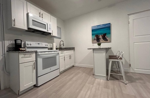 Tropic Apartment | 2536 Modern Studio in Historic Area