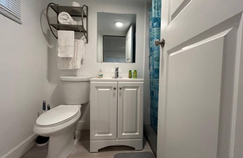 Tropic Apartment | 2536 Modern Studio in Historic Area