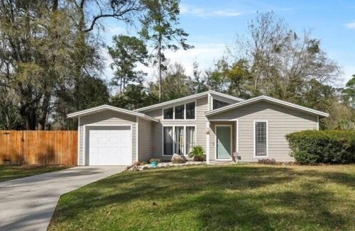 Springtree House | 2648 NW 42nd Pl · Modern & Amazing Retreat w/Games