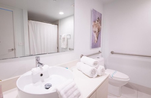Hallandale Beach House | 2803AB Chic 2 BR 2BTH Water Views Modern Kitchen Suite Balcony Gym Pool