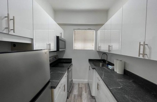 Ludlam Apartment | 2bed/1 bath apt w/parking great location!