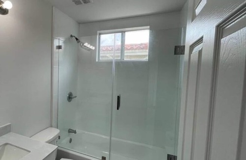 Ludlam Apartment | 2bed/1 bath apt w/parking great location!