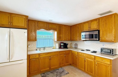 Englewood House | 2BR Coastal Cottage – Minutes to Beach & Bay