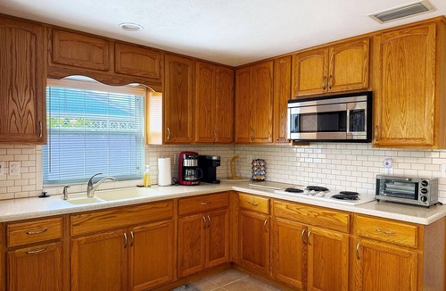 Englewood House | 2BR Coastal Cottage – Minutes to Beach & Bay