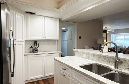 Englewood Condo | 2BR Condo – Heated Pool, Lanai & Walk to Beach
