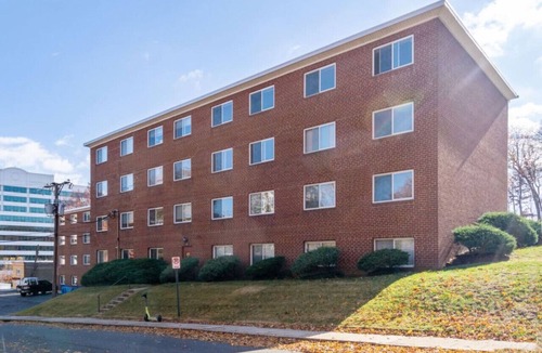 Aurora Highlands Apartment | 2BR Dual King Suite/5 Min to DCA Pentagon HQ2/Free Parking