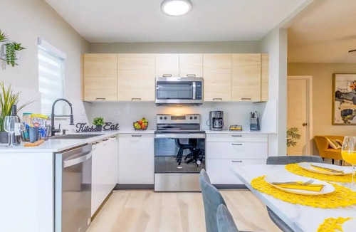 Flagami House | 2BR Modern/Top Location/Terrace/10min Airport and Coral Gablesn
