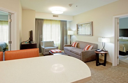 Johnson City Apartment | 2BR Suite w/Kitchen | Hot Breakfast + Pool Access