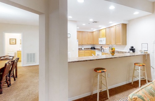 West Kissimmee Condo | 2nd floor condo w/ gym, shared pools, balcony, sauna, hot tub, near theme parks