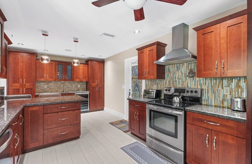 Deerfield Beach House | 3/2 Tiki Hut-Jacuzzi-Saltwater Heated Pool-Private