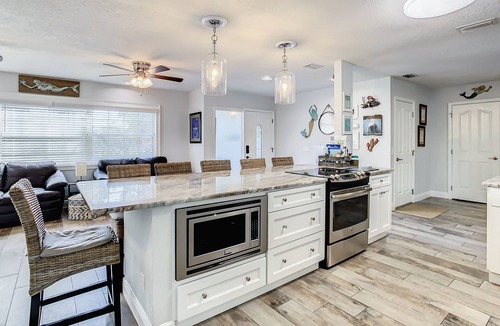 Crystal Shores House | 3/2 Waterfront-Heated Pool-Tiki Bar-Kayaks-close to springs-great neighborhood.