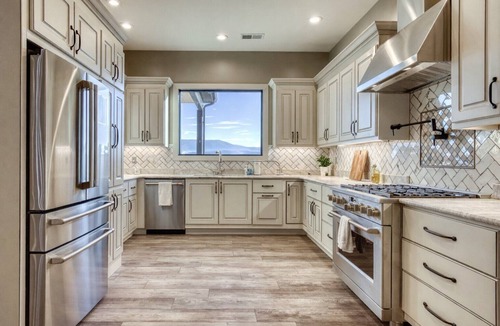 Sevierville Ski Chalet | 3 Bears Cottage | Private Indoor Pool · Sleeps 20 · Resort Amenities