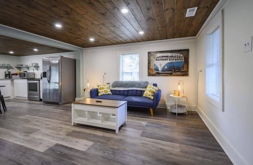 Decherd House | 3 bed 2 bath Renovated Home Near the Lake