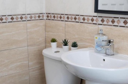 Patchway House | 3-bed-Patchway-Self-check-in-Parking-Wi-Fi-Sleeps 5